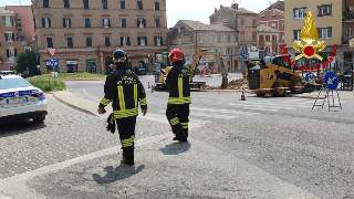 Macerata - Perdita gas davanti lo Sferisterio, stop traffico e case evacuate
